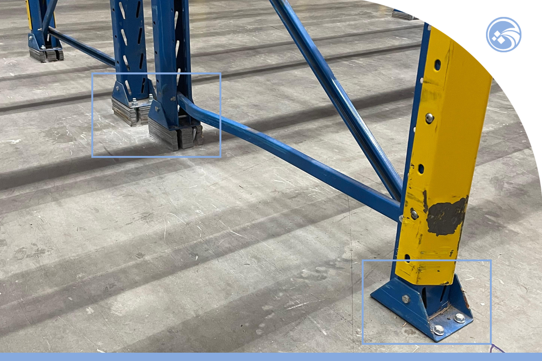 Detalhe da estrutura de uma escada de Metal com pontos de apoio e acabamento de pintura azul e amarelo, destacando o estado de uso e integridade. Piso irregular em porta paletes